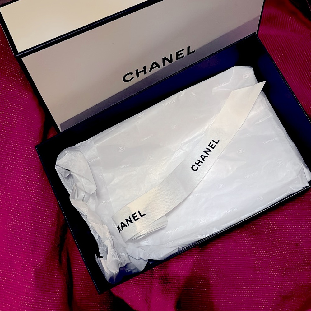 CHANEL white gift box with tissue & ribbon